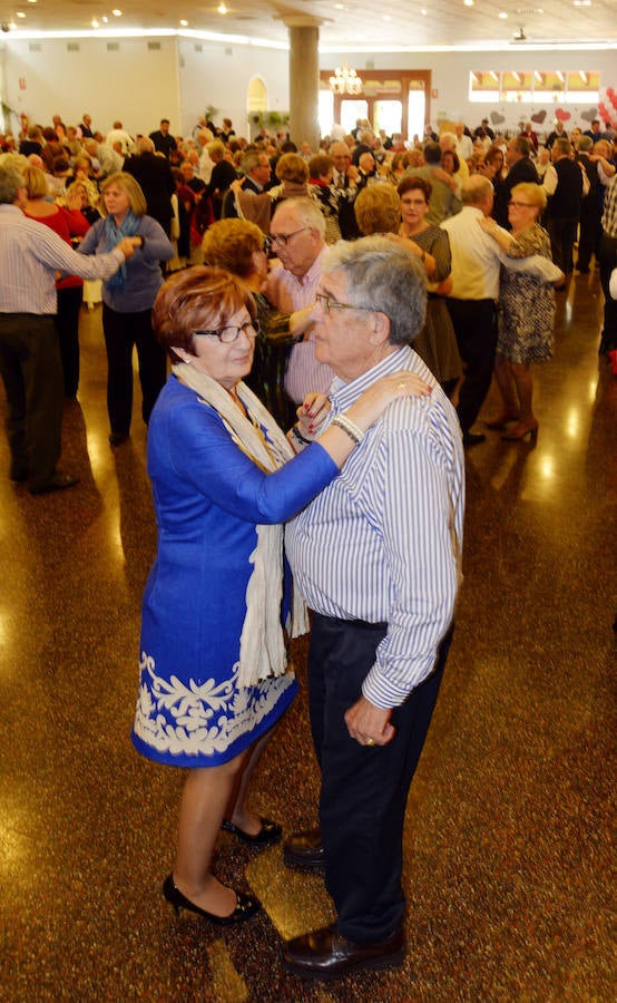 En el Jardín Botánico de la ciudad portuaria se ha celebrado una comida de convivencia, un Baile de los Enamorados y se ha homenajeado a la pareja de mayor edad