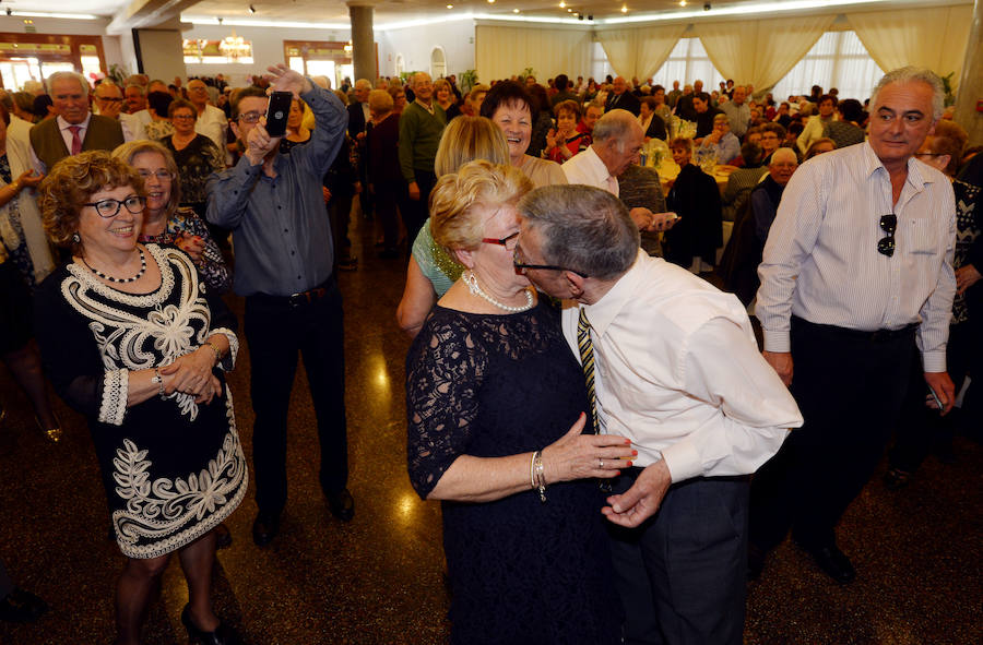 En el Jardín Botánico de la ciudad portuaria se ha celebrado una comida de convivencia, un Baile de los Enamorados y se ha homenajeado a la pareja de mayor edad