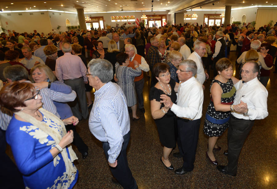 En el Jardín Botánico de la ciudad portuaria se ha celebrado una comida de convivencia, un Baile de los Enamorados y se ha homenajeado a la pareja de mayor edad