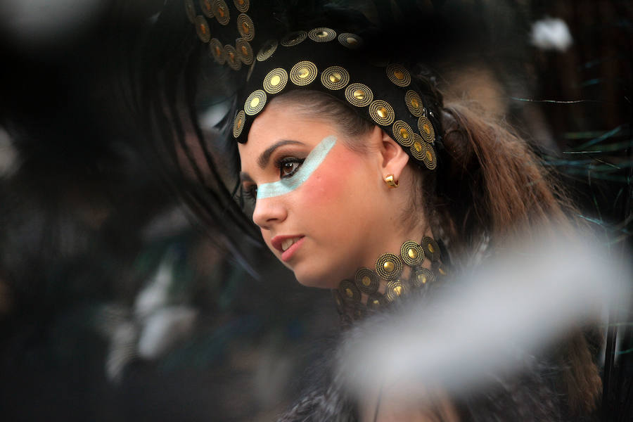 Casi cincuenta peñas de otras localidades llenan de esplendor y alegría las principales calles de la ciudad en la recta final de las fiestas