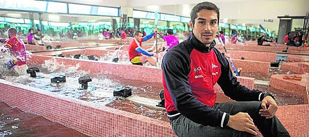 El piragüista Álvaro Fernández Fiuza, en las instalaciones de entrenamiento del Grupo de Cultura Covadonga, en Gijón.