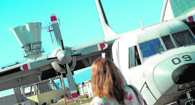 En primer plano, un Aviocar y al fondo el túnel de viento que próximamente será sustituido por uno de cuarta generación.