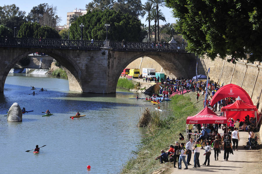 El Murcia Remo venció al equipo de la Policía Nacional en una carrera de barcos dragón