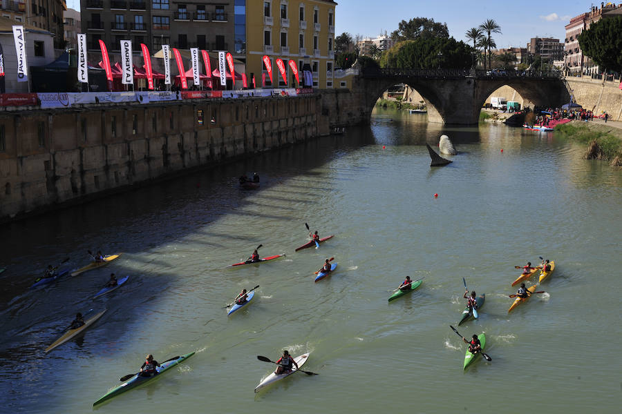 El Murcia Remo venció al equipo de la Policía Nacional en una carrera de barcos dragón
