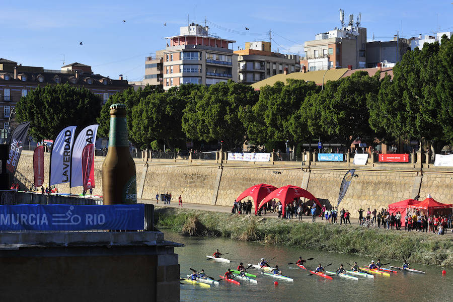 El Murcia Remo venció al equipo de la Policía Nacional en una carrera de barcos dragón