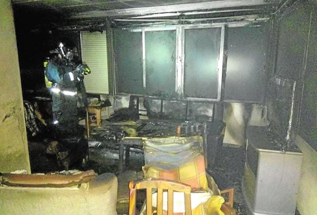 El fuego arrasa el comedor de una casa en Jumilla