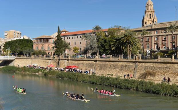 Los regatistas, en el río Segura este sábado. 