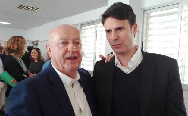 José María Vicente felicita a José Ángel Alfonso tras su victoria en el congreso extraordinario del PP de Molina de Segura. 