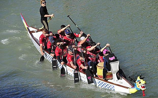 Dragon Boat del Club Murcia Remo, que dio la sorpresa y ganó a la embarcación tripulada por los policías nacionales
