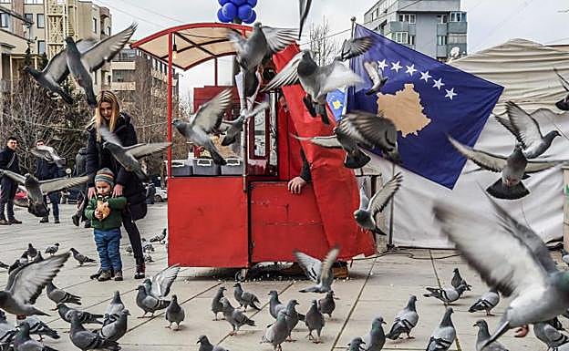 Banderas en Pristina.