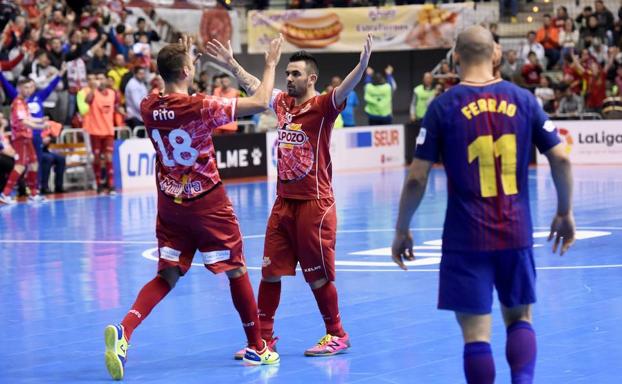 Los jugadores de ElPozo celebran un gol contra el Barcelona