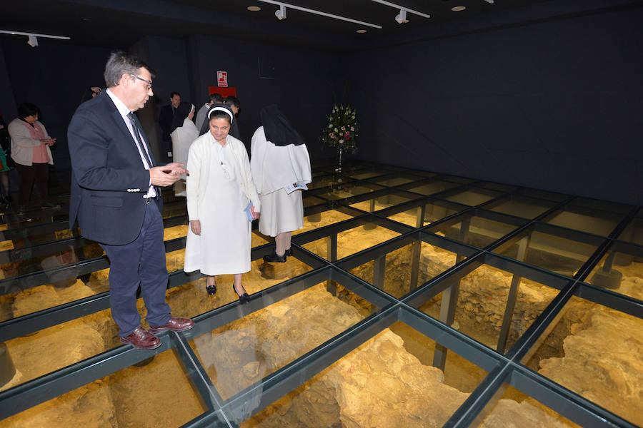 La ampliación del colegio de las mercedarias permite la puesta en valor de unos restos arqueológicos medievales. Bajo el suelo de cristal se han conservado una calle de más de 800 años de antigüedad, una placeta, unos baños públicos y tres estancias abovedadas