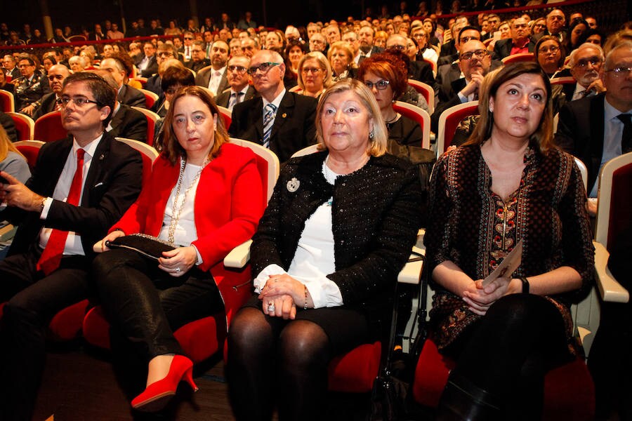 La locutora murciana llena de emoción el Teatro Romea en un acto ambientado por la Unidad Musical de la Academia General del Aire en el que ha homenajeado a los cofrades que participarán en los 17 cortejos procesionales; el Martes Santo se estrenará el primer paso portado exclusivamente por estantes femeninas