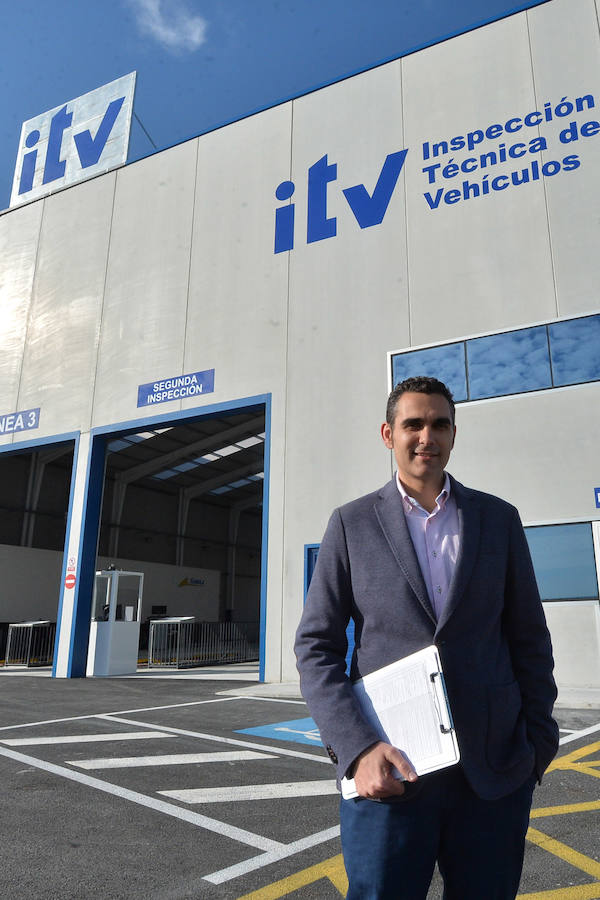 Personal de la ITV en el polígono industrial de La Hoya, el viernes completando la fase de pruebas previa a la inauguración, que tendrá lugar el 1 de marzo.
