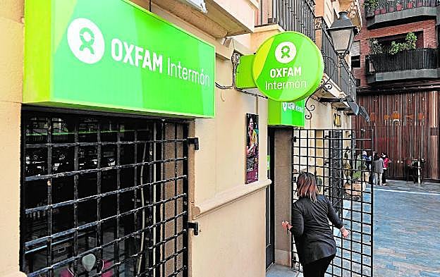 La tienda de comercio justo que Oxfam Intermón tiene en la murciana plaza de Romea.