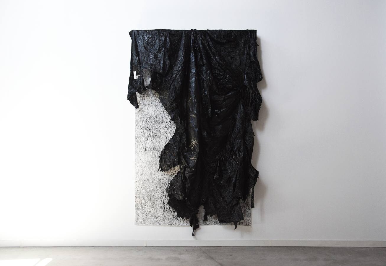Javier Arce. Contrato natural. Frottage sobre papel de arroz y plástico de ensilar. 320x200x20 cm. 2018.