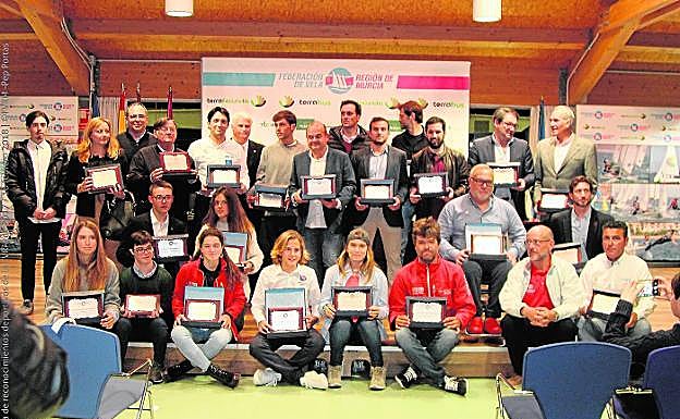 Foto de familia de los premiados en la gala de la Federación Murciana de Vela.