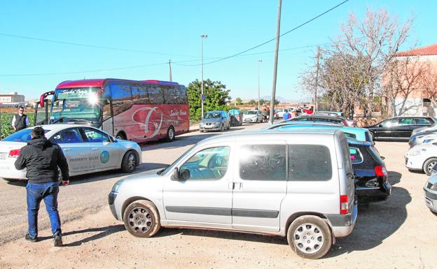 Vehículos estacionados en las inmediaciones del colegio de La Puebla.