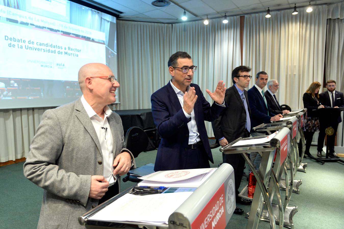 Los catedráticos Pedro Lozano, José Luján, Pablo Artal, Emilio Martínez y José Antonio Gomez participan en un coloquio en el Paraninfo del Campus de la Merced