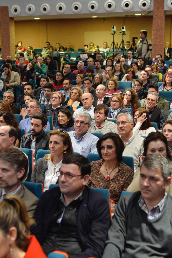 Los catedráticos Pedro Lozano, José Luján, Pablo Artal, Emilio Martínez y José Antonio Gomez participan en un coloquio en el Paraninfo del Campus de la Merced