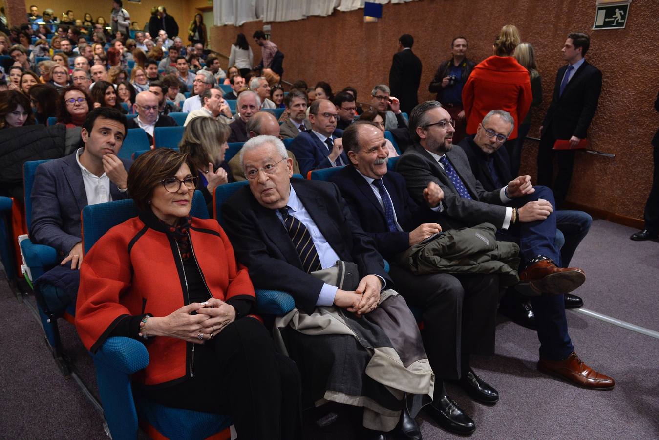 Los catedráticos Pedro Lozano, José Luján, Pablo Artal, Emilio Martínez y José Antonio Gomez participan en un coloquio en el Paraninfo del Campus de la Merced