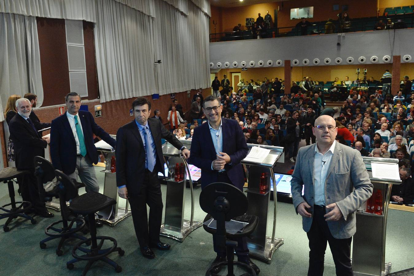 Los catedráticos Pedro Lozano, José Luján, Pablo Artal, Emilio Martínez y José Antonio Gomez participan en un coloquio en el Paraninfo del Campus de la Merced