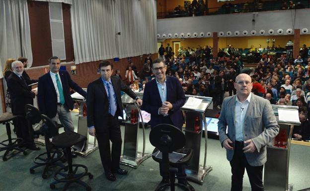 Los cinco candidatos, Emilio Martínez, Pedro Lozano, Pablo Artal, José Luján y José Antonio Gómez, momentos antes de iniciar el debate ante el repleto Paraninfo de la UMU, en el Campus de La Merced.