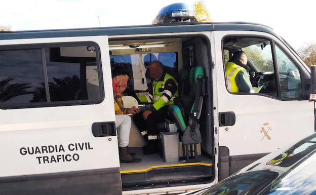 Un agente realiza un test de alcohol y drogas en uno de los controles.