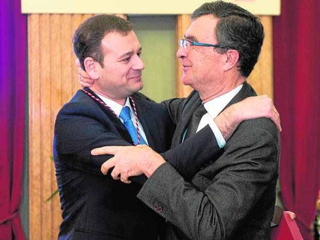Marco Antonio Fernández abrazado a Ballesta, tras recibir la acreditación de concejal.