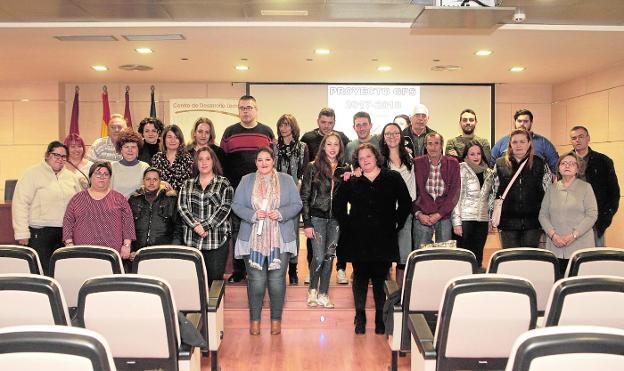 Los alumnos que han participado en los dos cursos posaron junto a la edil Sandra Martínez (c), tras recoger sus diplomas.