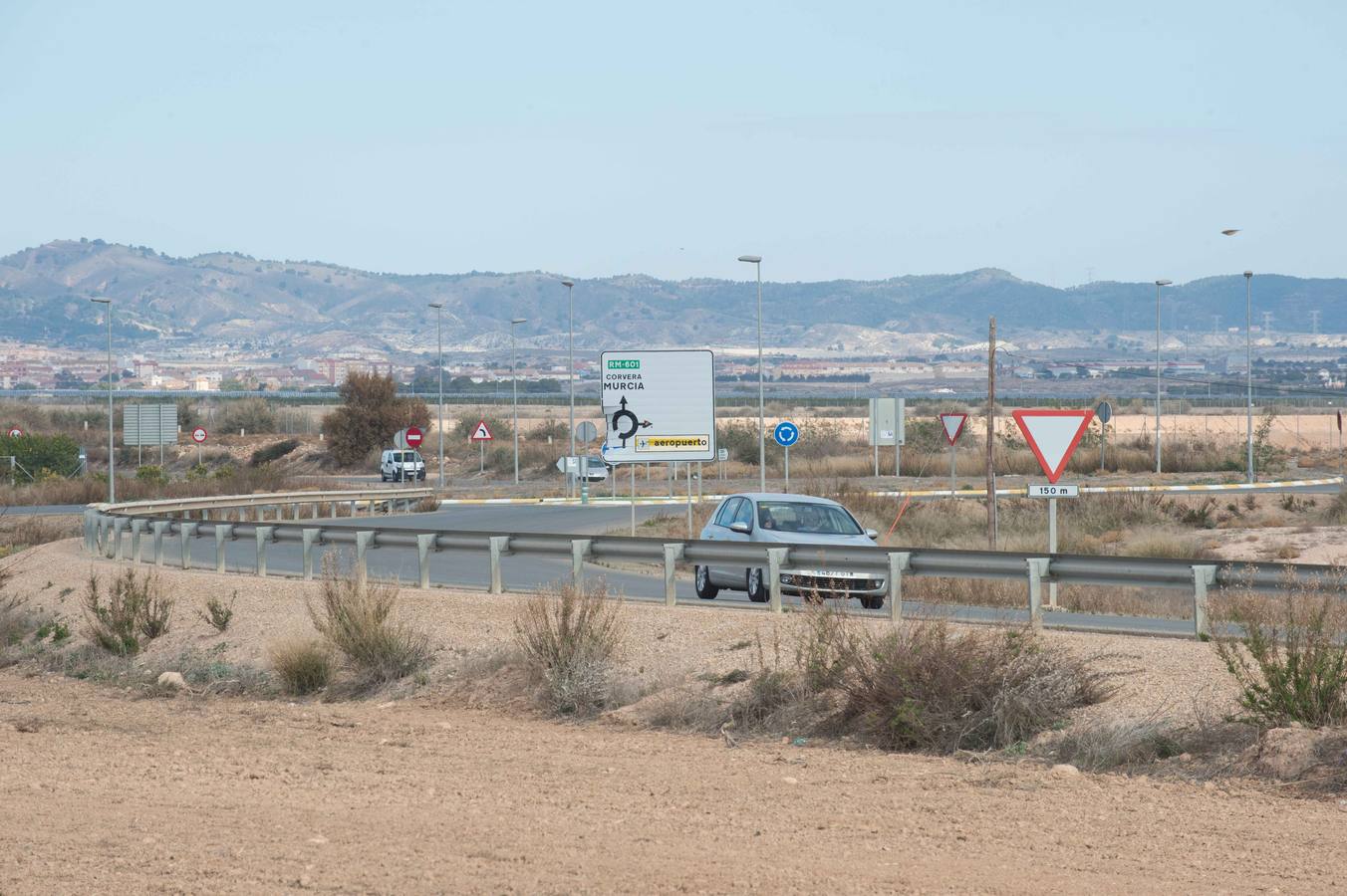 García-Legaz firma el contrato para la explotación y mantenimiento del aeródromo durante los próximos 25 años con el presidente López Miras. Llevará el nombre del ingeniero murciano Juan de la Cierva