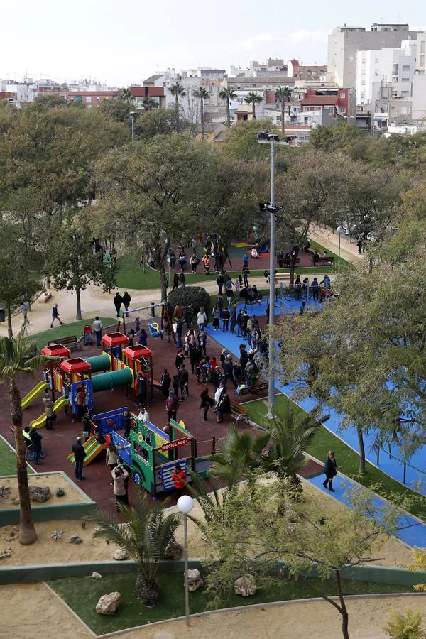 El jardín vuelve a abrir sus puertas con 15.000 metros cuadrados de superficie en los que también se han habilitado tres nuevas áreas infantiles con juegos de integración para los niños con diversidad funcional