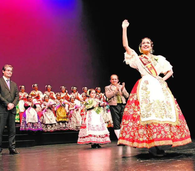 Paula Gómez saluda al público en el Romea, anoche.