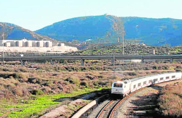 Un tren avanza en terrenos de El Hondón, en una imagen de archivo.