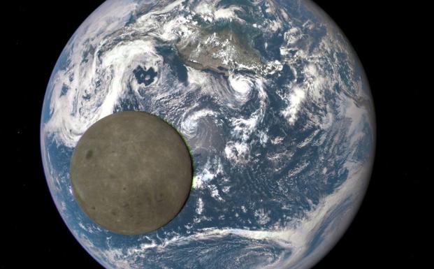Fotografía de la Luna y la Tierra facilitada por la NASA. 