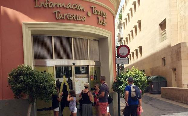 Turistas frente a la oficina de Turismo en una imagen de archivo. 