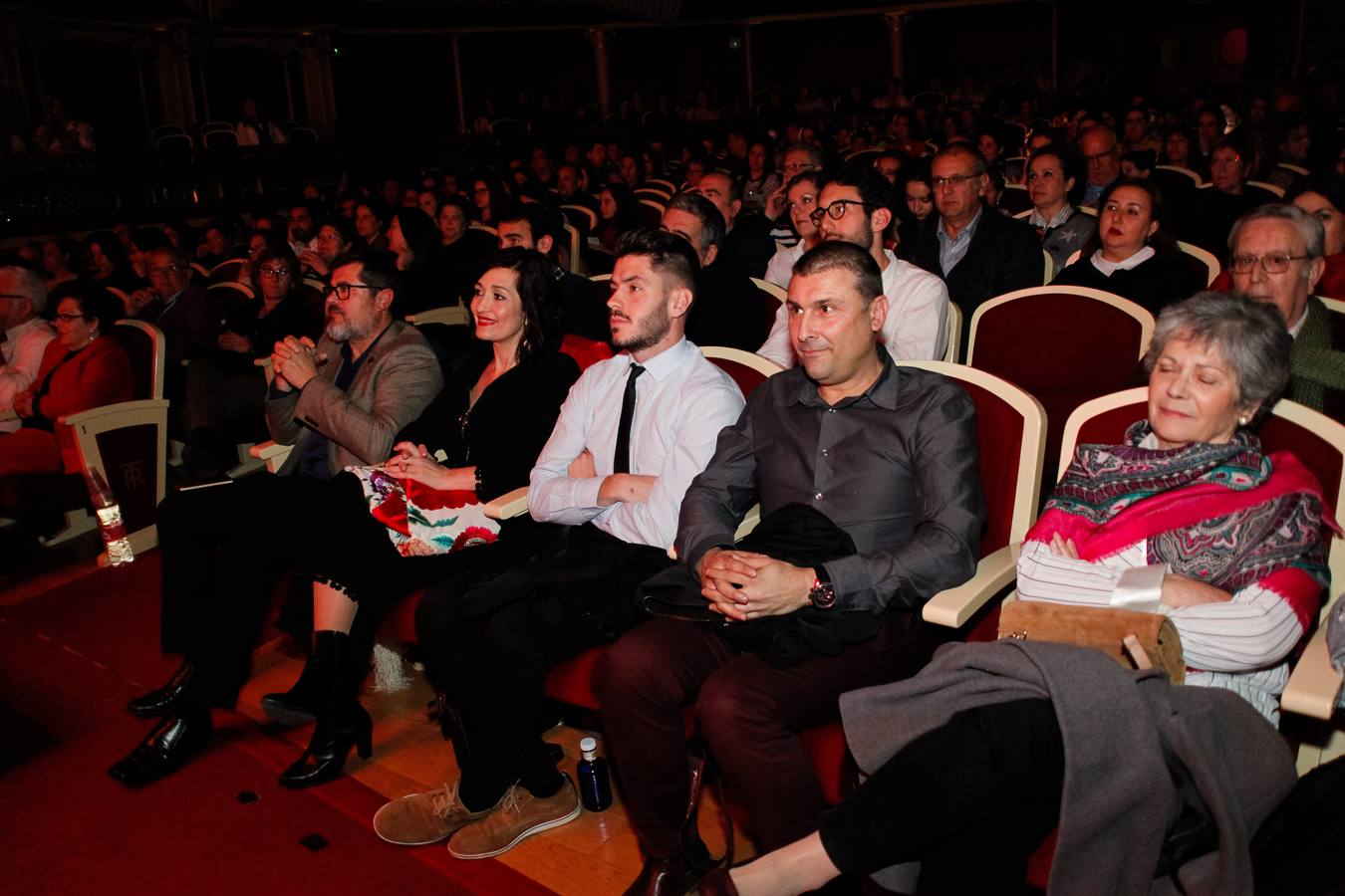 La Federación de Peñas Huertanas rindió homenaje a las Reinas de la Huerta salientes y a sus respectivas cortes de honor durante una gala celebrada en en el Teatro Romea