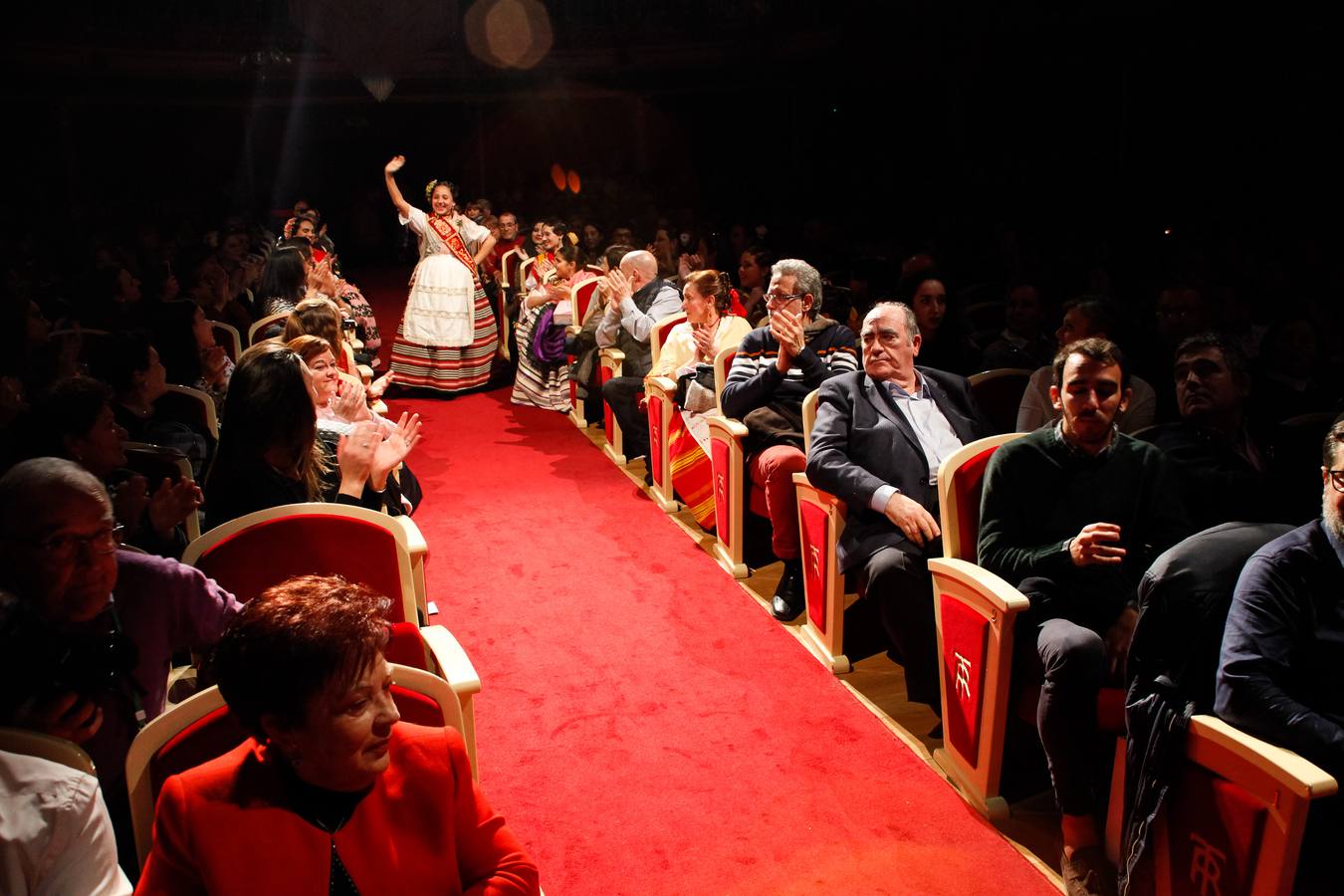 La Federación de Peñas Huertanas rindió homenaje a las Reinas de la Huerta salientes y a sus respectivas cortes de honor durante una gala celebrada en en el Teatro Romea