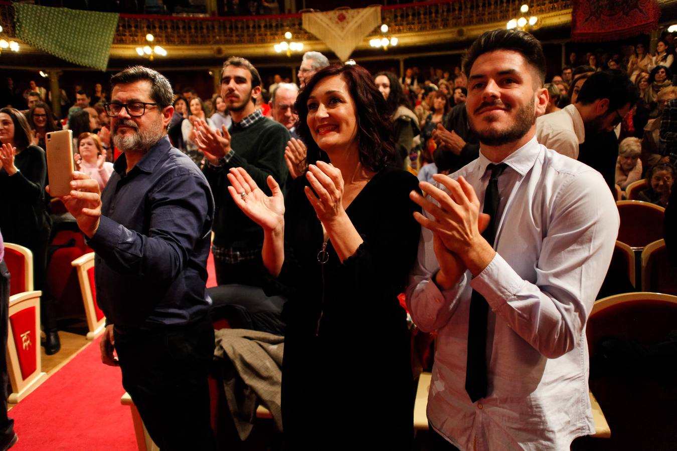 La Federación de Peñas Huertanas rindió homenaje a las Reinas de la Huerta salientes y a sus respectivas cortes de honor durante una gala celebrada en en el Teatro Romea