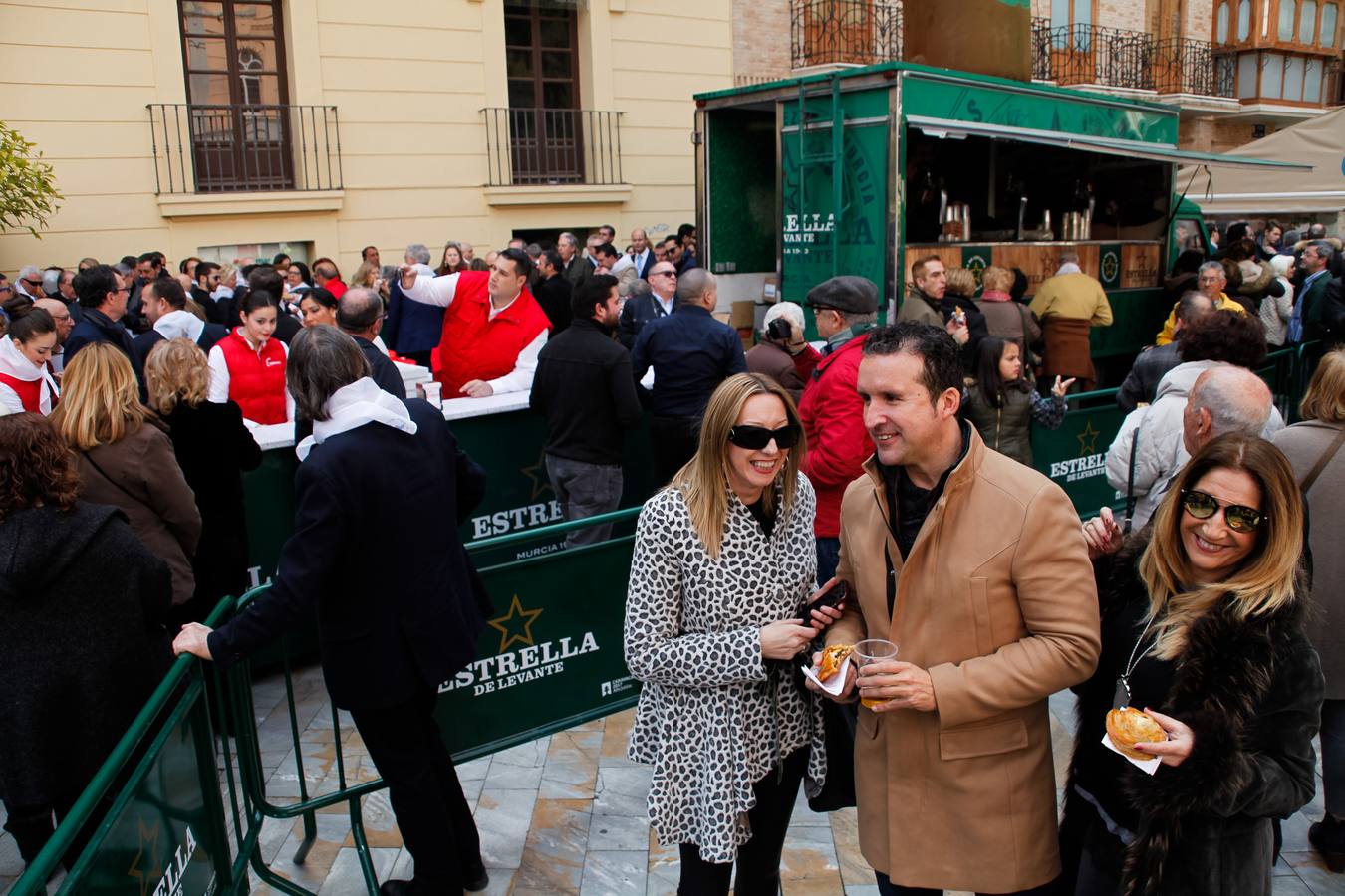 Tras el acto de presentación del cartel, tuvo lugar una fiesta sardinera en la plaza del Romea en la que se repartieron pasteles de carne y cerveza Estrella de Levante. 
