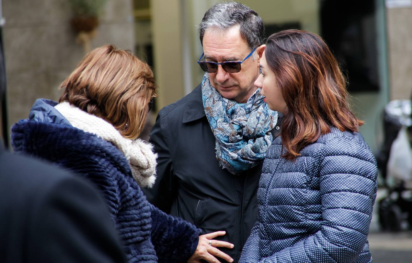 Tras el acto de presentación del cartel, tuvo lugar una fiesta sardinera en la plaza del Romea en la que se repartieron pasteles de carne y cerveza Estrella de Levante. 