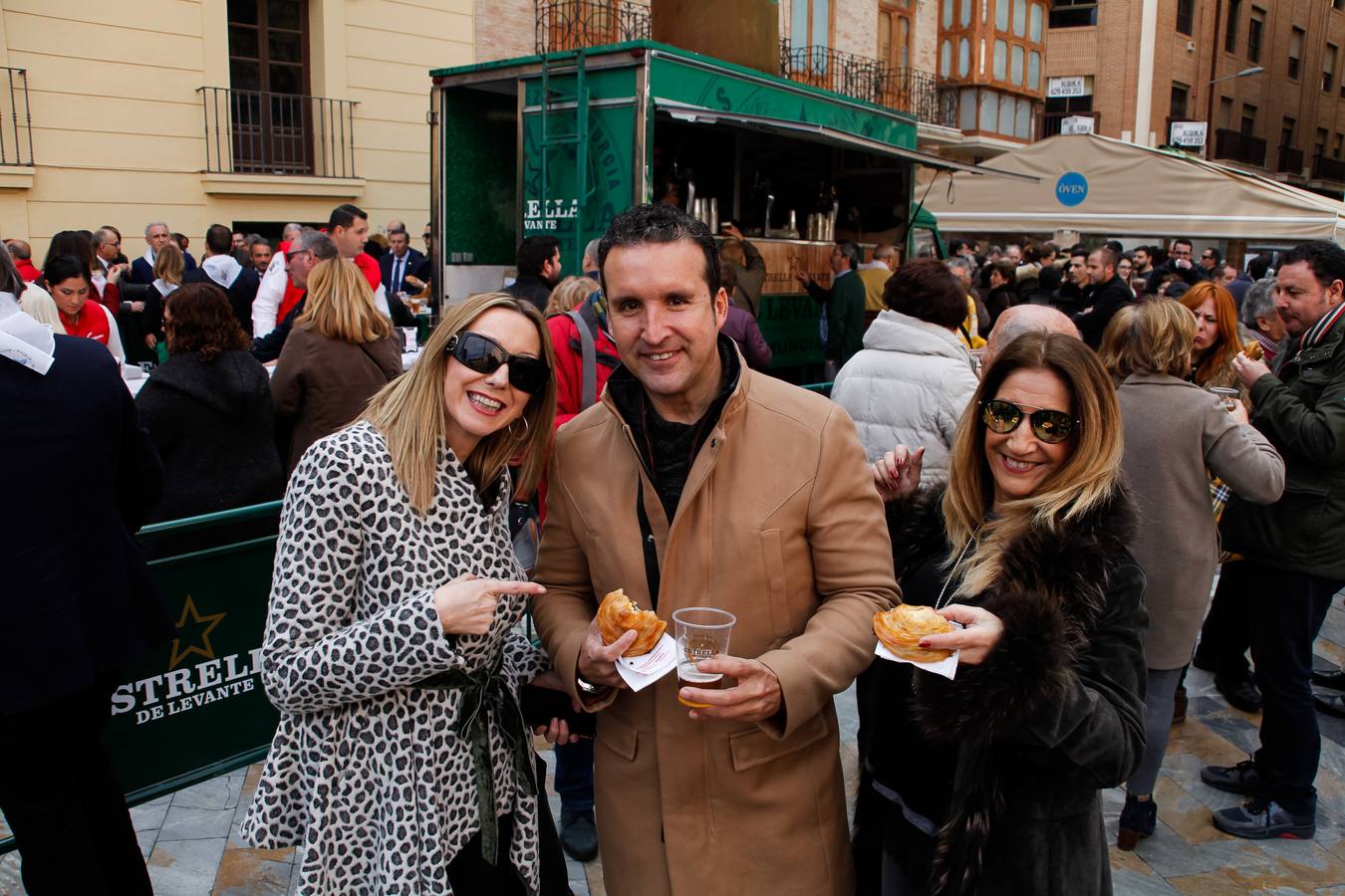 Tras el acto de presentación del cartel, tuvo lugar una fiesta sardinera en la plaza del Romea en la que se repartieron pasteles de carne y cerveza Estrella de Levante. 