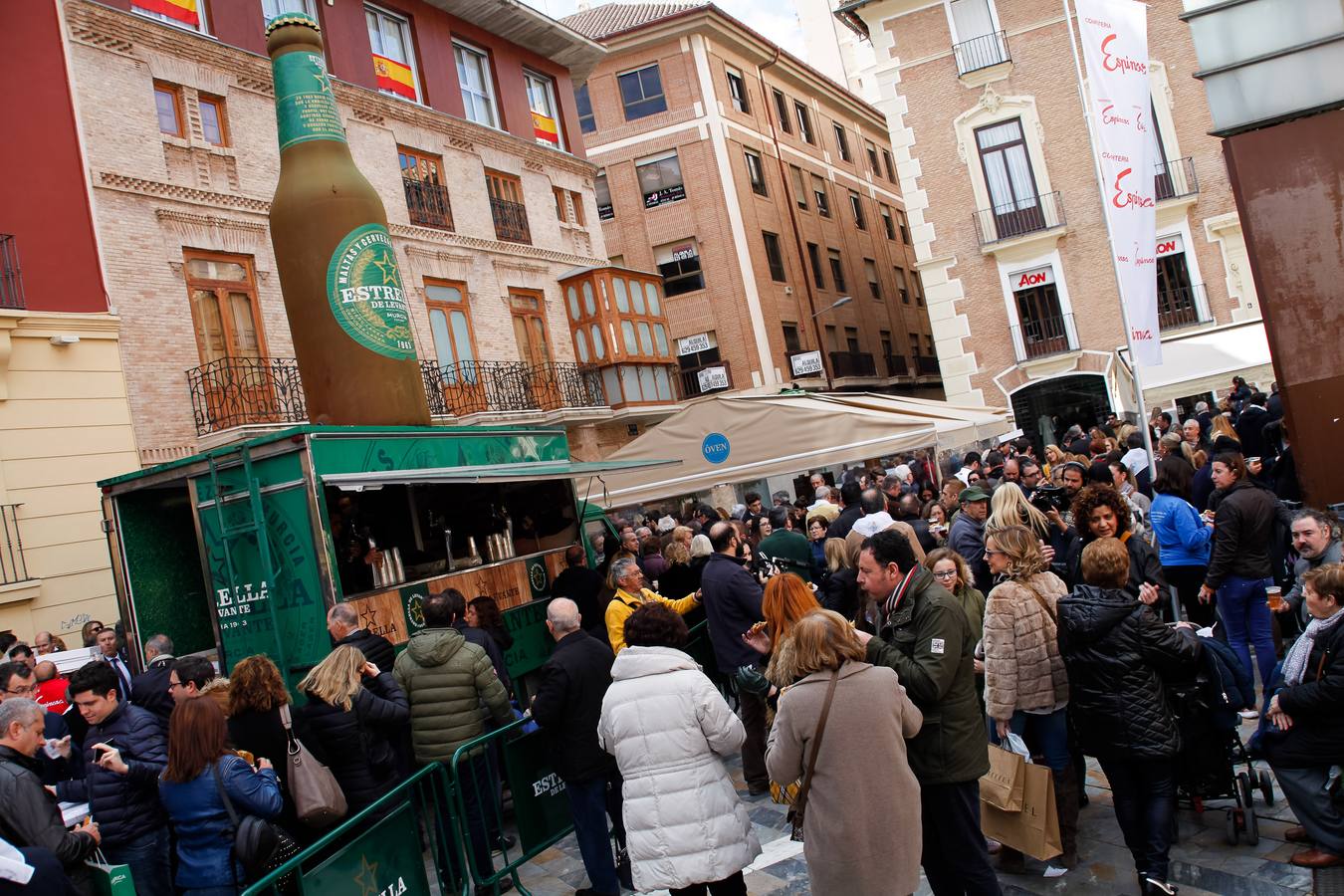 Tras el acto de presentación del cartel, tuvo lugar una fiesta sardinera en la plaza del Romea en la que se repartieron pasteles de carne y cerveza Estrella de Levante. 