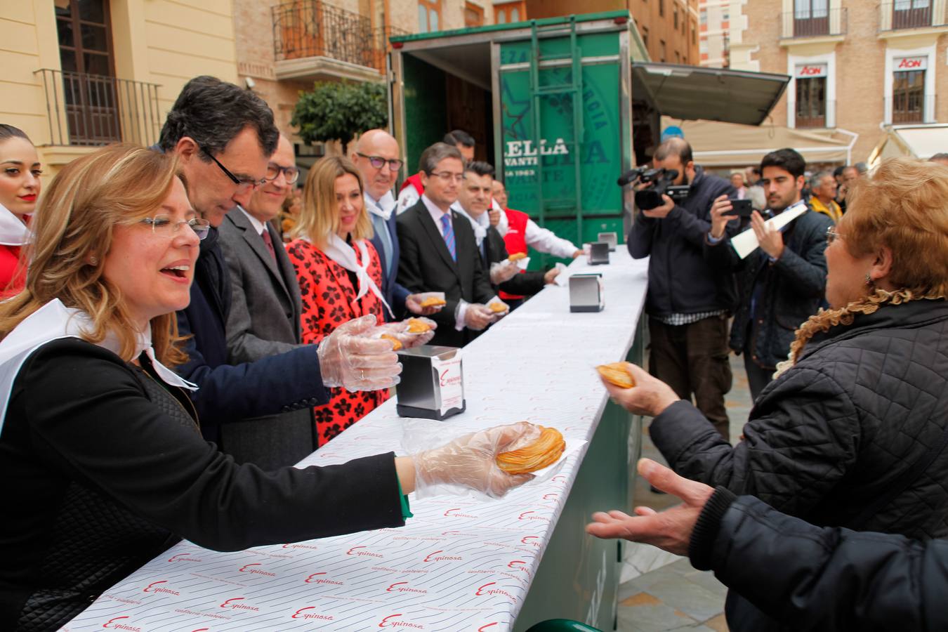 Tras el acto de presentación del cartel, tuvo lugar una fiesta sardinera en la plaza del Romea en la que se repartieron pasteles de carne y cerveza Estrella de Levante. 
