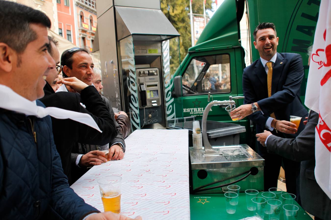 Tras el acto de presentación del cartel, tuvo lugar una fiesta sardinera en la plaza del Romea en la que se repartieron pasteles de carne y cerveza Estrella de Levante. 