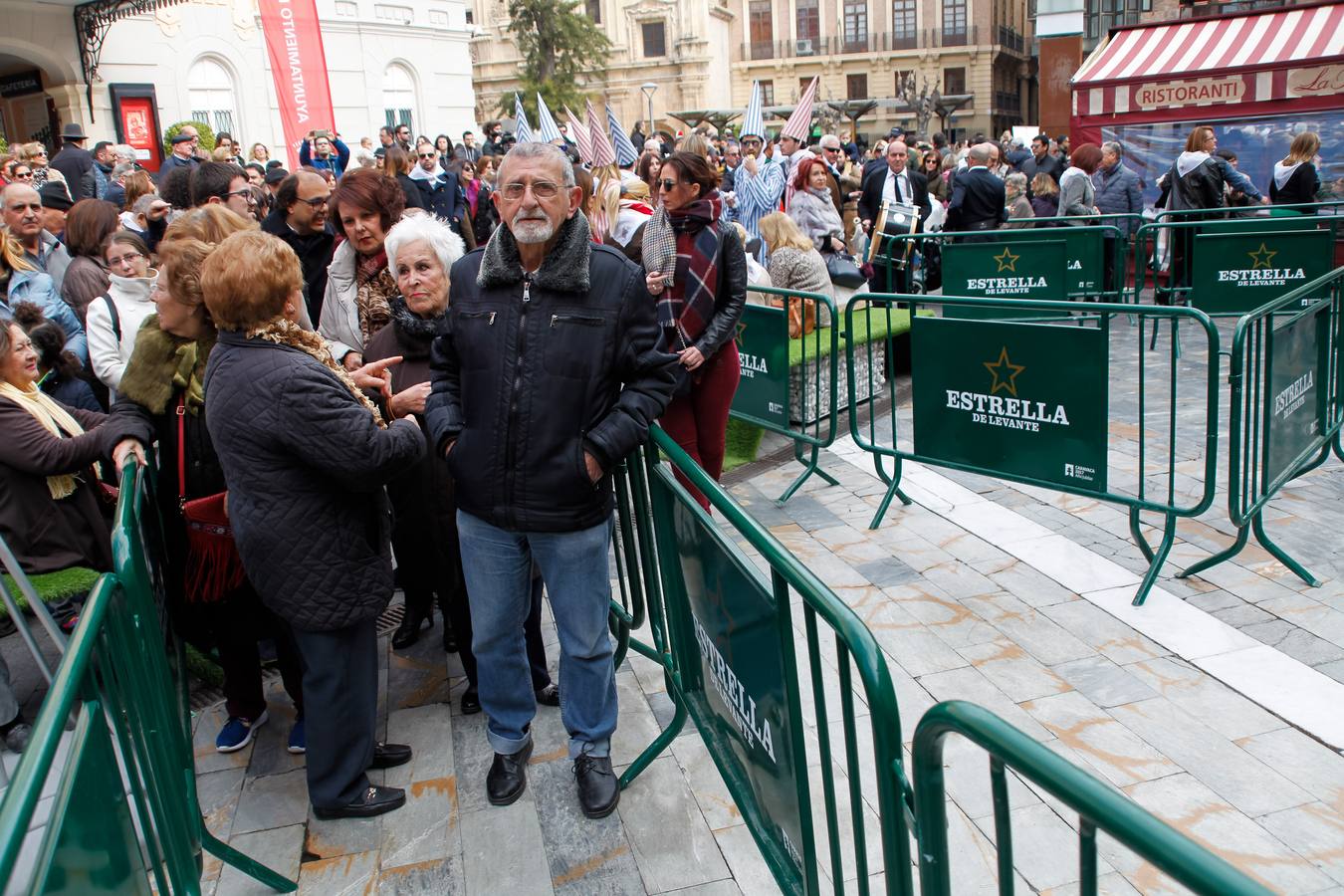 Tras el acto de presentación del cartel, tuvo lugar una fiesta sardinera en la plaza del Romea en la que se repartieron pasteles de carne y cerveza Estrella de Levante. 