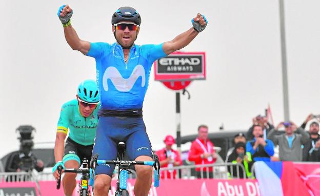 Alejandro Valverde celebra su triunfo sobre Miguel Ángel López en la cima de Jabel Hafeet, ayer en Abu Dabi.