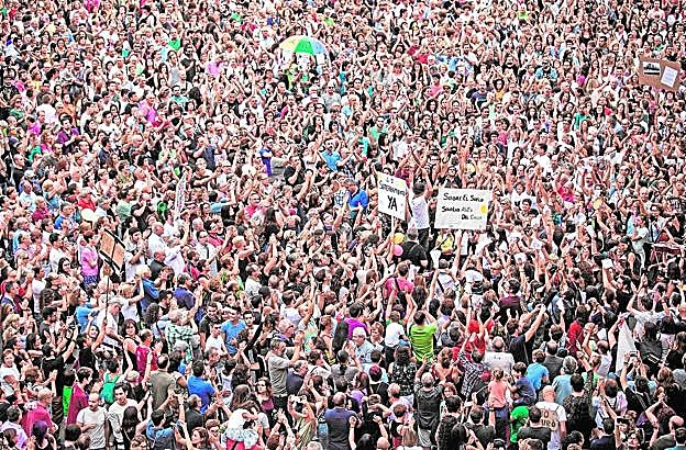 Murcia, 30/09/2017. Manifestación de la Plataforma Pro Soterramiento, a su paso por la plaza Martínez Tornel de Murcia.
