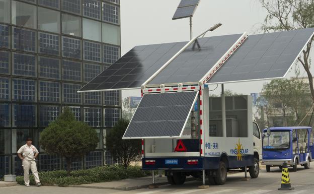 Camión con un panel solar en Baoding (China).