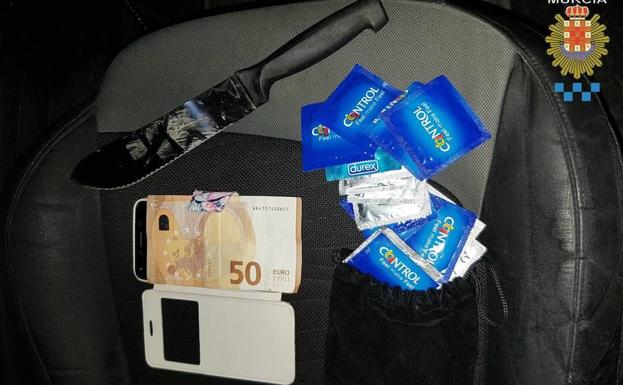 Cuchillo y condones que la policía encontró en el bolso de la joven. 
